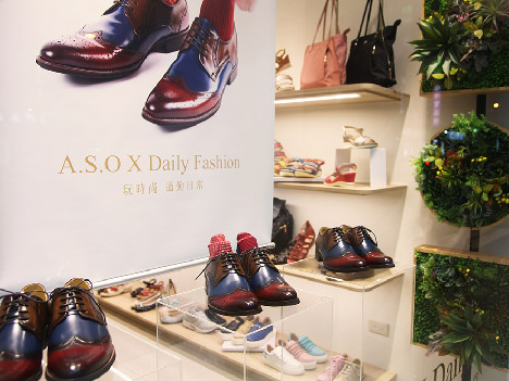 A.S.O 阿瘦門市前展示多雙紳士皮鞋