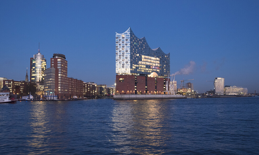 Hamburg: Blick auf die Elbphilharmonie bei Nacht